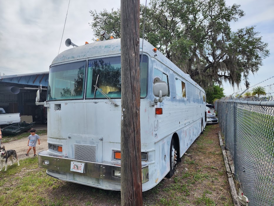 Duck's Automotive towing company near Sebring